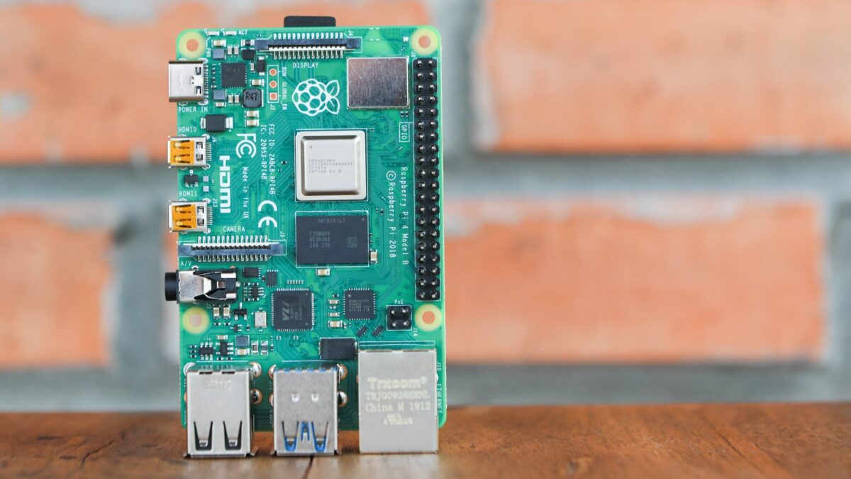 Kit HutoPi Raspberry Pi 4 Modèle B 8 Go + Carte MicroSD 32 Go + Étui + Chargeur pas cher