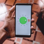 découvrez tout sur les systèmes d'exploitation : définition, fonctionnement, types et importance dans le monde informatique.