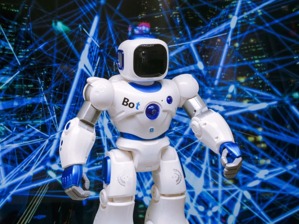 Robot humanoïde illustrant une interface d’intelligence artificielle locale sur Raspberry Pi 5