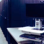 Ordinateur et infrastructure réseau pour illustrer l’accès distant à un Raspberry Pi