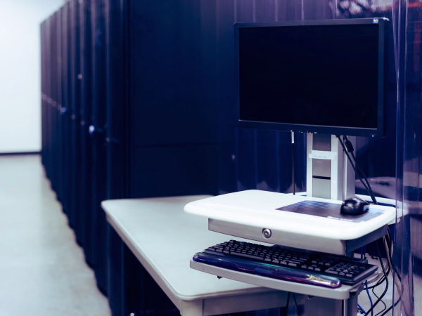 Ordinateur et infrastructure réseau pour illustrer l’accès distant à un Raspberry Pi