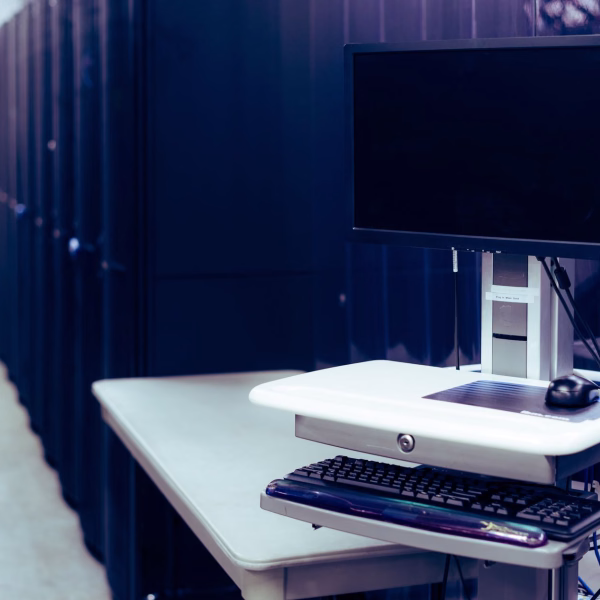 Ordinateur et infrastructure réseau pour illustrer l’accès distant à un Raspberry Pi