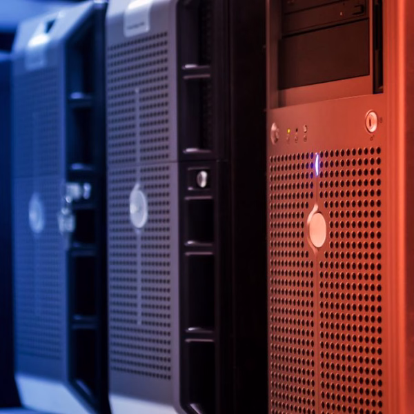 Baies de serveurs et ordinateur dans un centre de données, pour illustrer un NAS Raspberry Pi