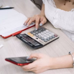 Calculatrice sur un bureau pour gérer un budget personnel
