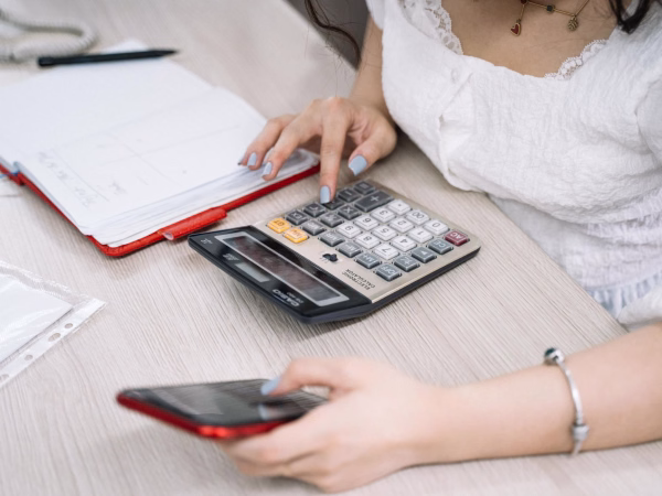 Calculatrice sur un bureau pour gérer un budget personnel
