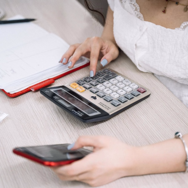 Calculatrice sur un bureau pour gérer un budget personnel