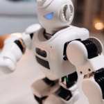 Robot symbolisant une future intelligence artificielle embarquée sur mini ordinateur