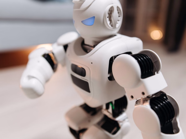 Robot symbolisant une future intelligence artificielle embarquée sur mini ordinateur