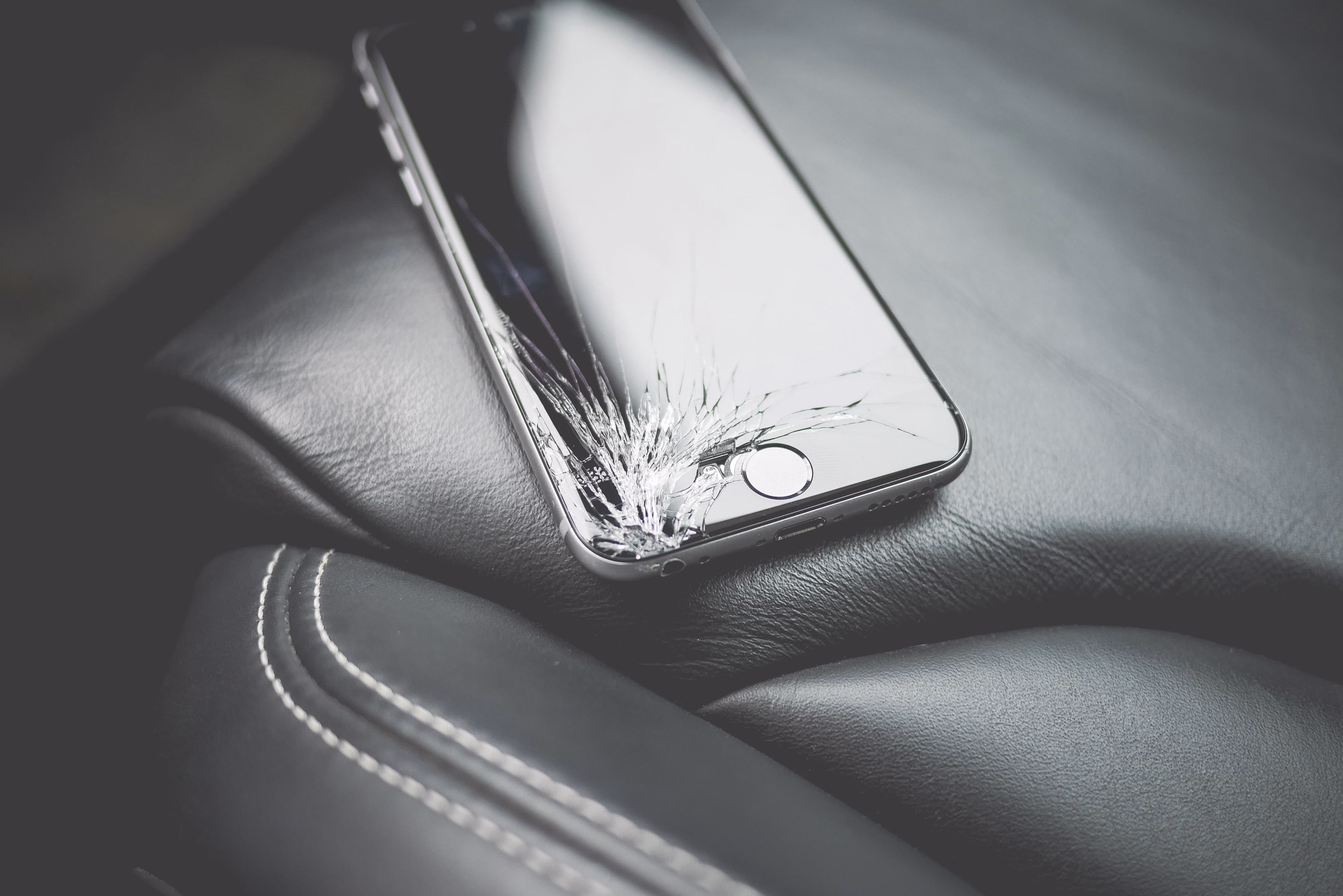 Écran cassé, batterie usée, problème de charge : quand faire réparer son iPhone ?